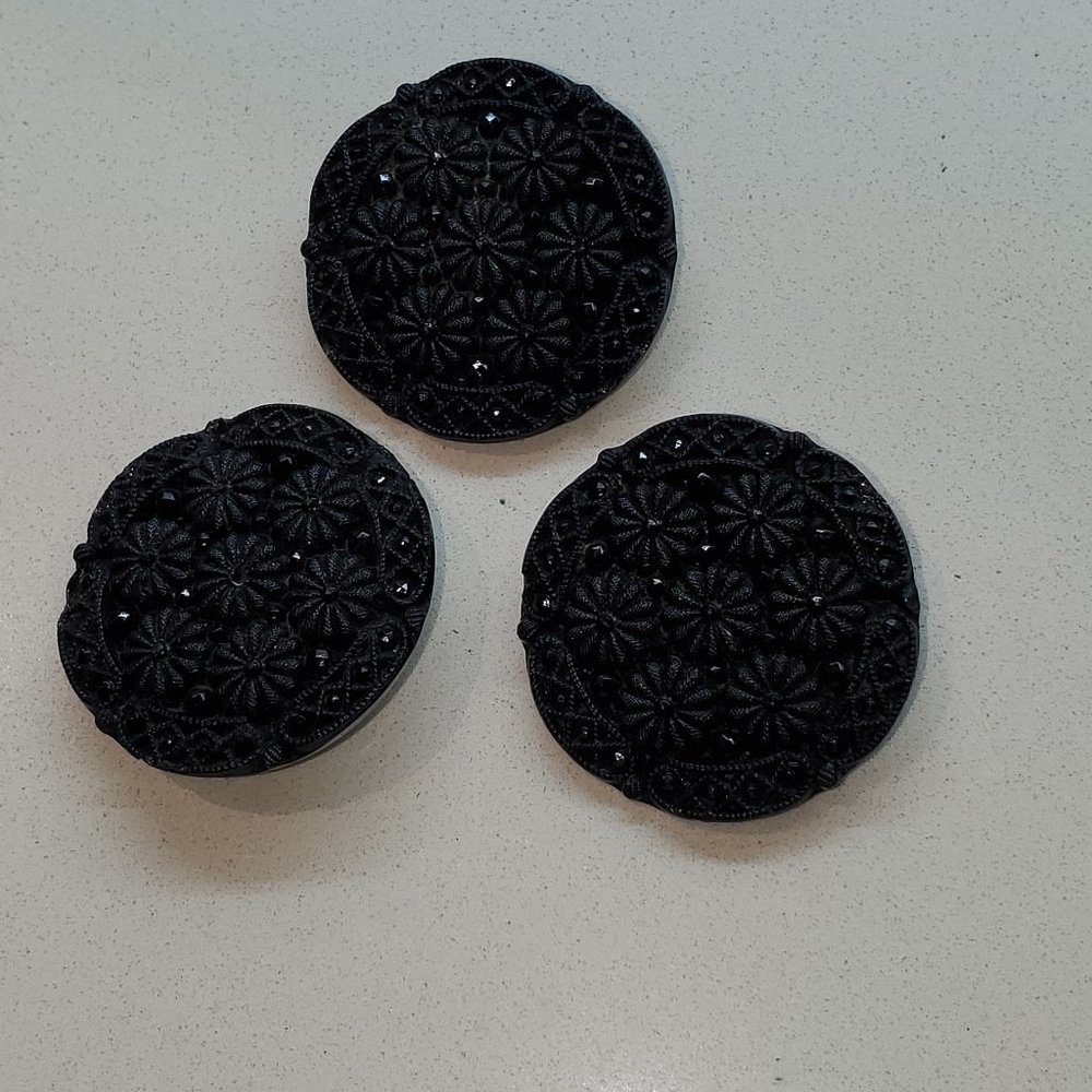 3 TRUE VINTAGE BUTTONS